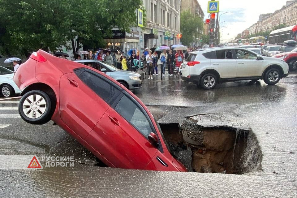 В Ижевске автомобиль провалился под землю