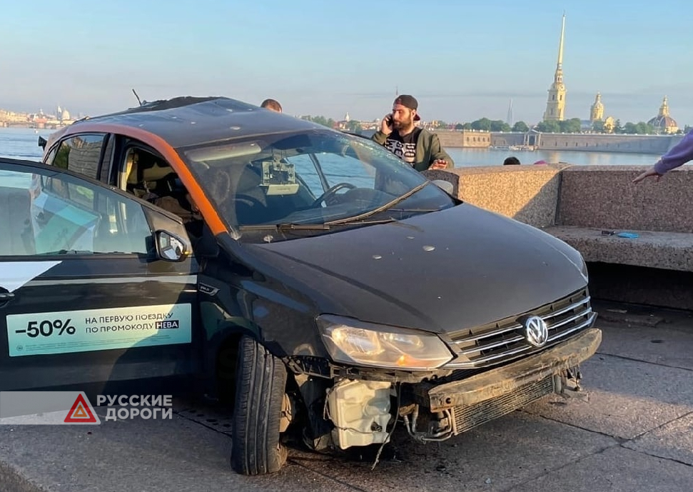 В Петербурге пьяный водитель каршеринга врезался в столб и сбил пешеходов