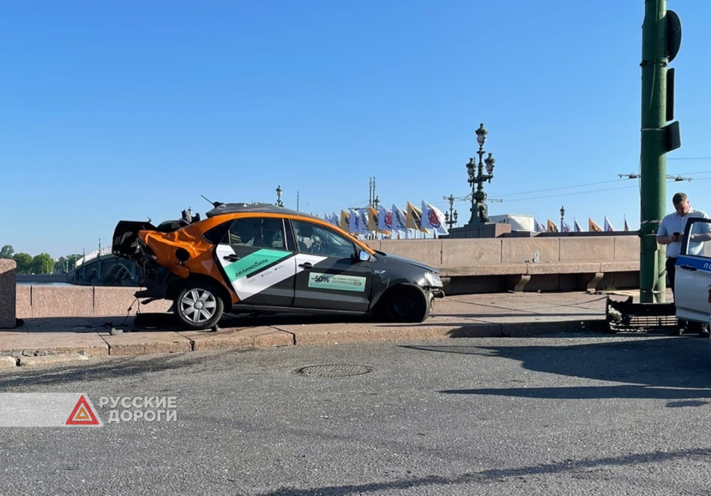В Петербурге пьяный водитель каршеринга врезался в столб и сбил пешеходов
