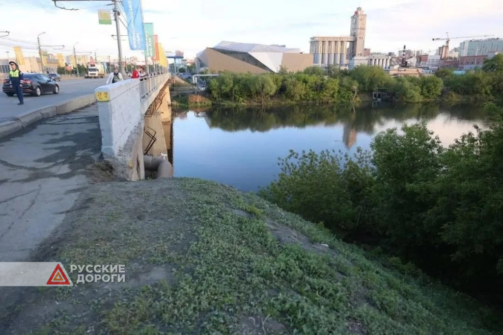 В Челябинске кроссовер упал с моста