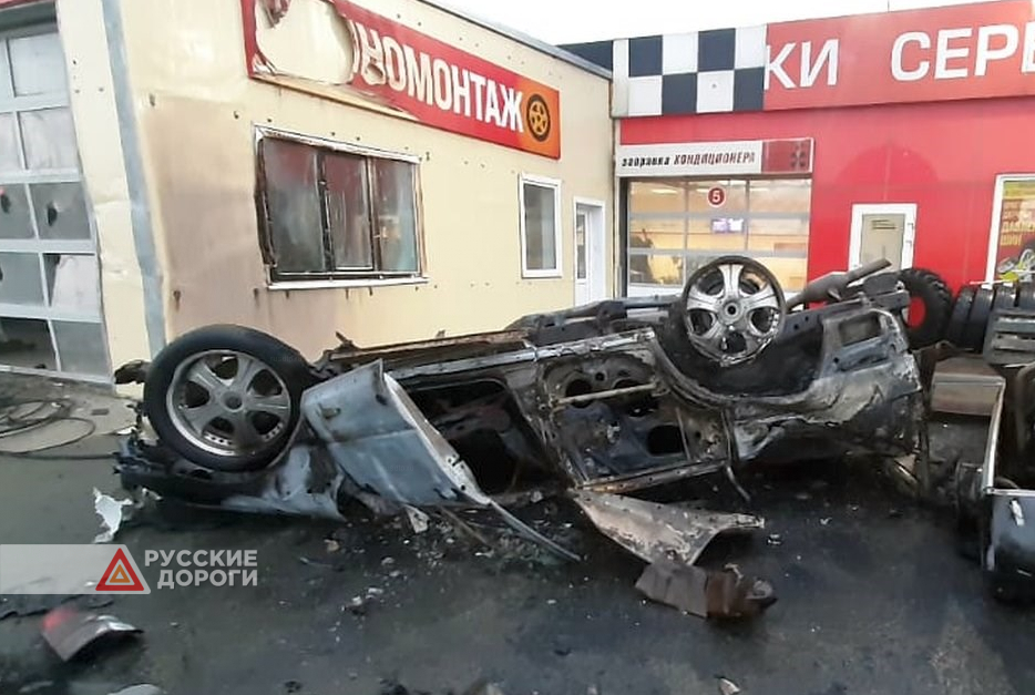 В Южно-Сахалинске внедорожник снёс забор, перевернулся и загорелся