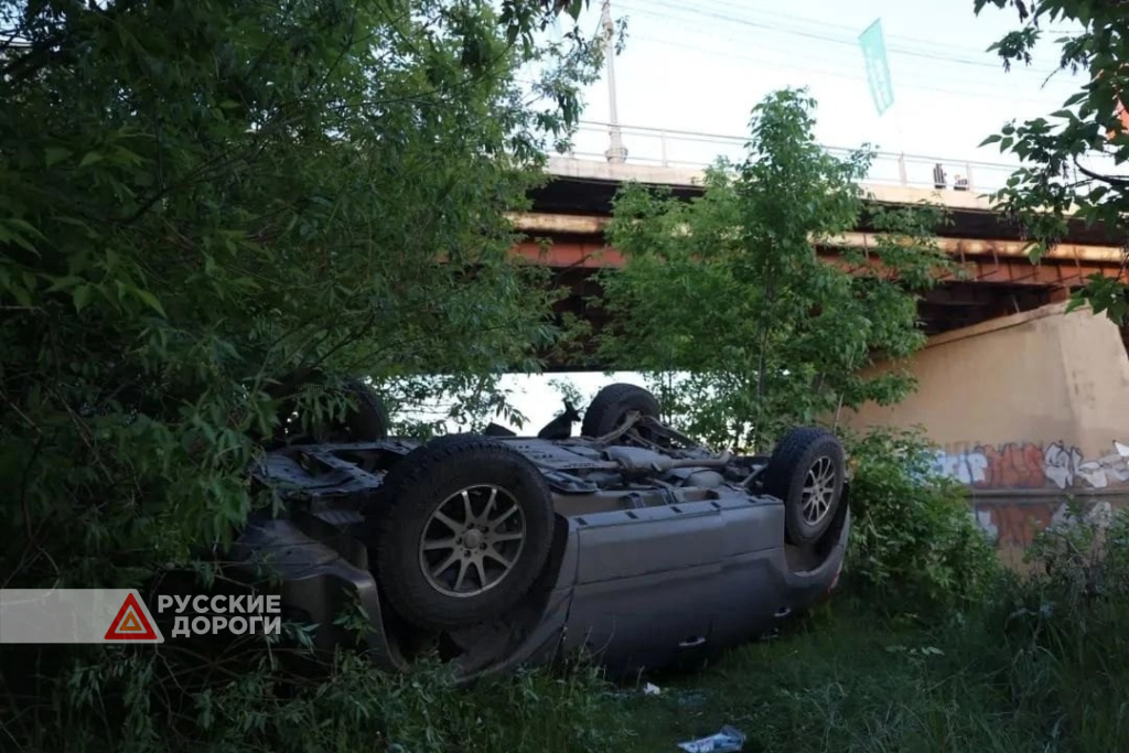В Челябинске кроссовер упал с моста