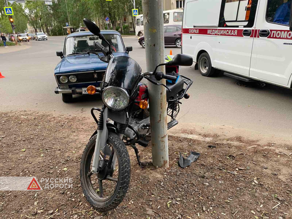 В Сыктывкаре в аварии пострадал 16-летний мотоциклист