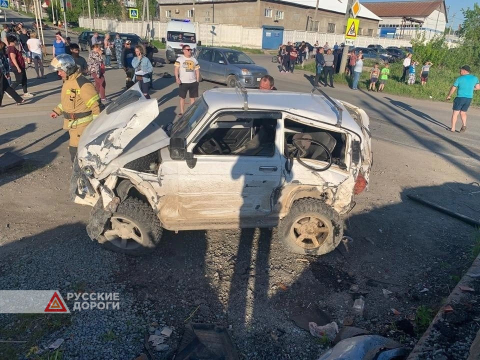 Грузовик без тормозов столкнулся с поездом в Пермском крае