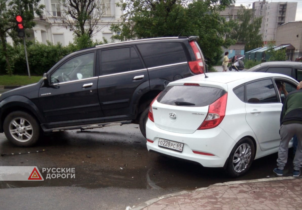 Три автомобиля столкнулись на перекрестке в Твери