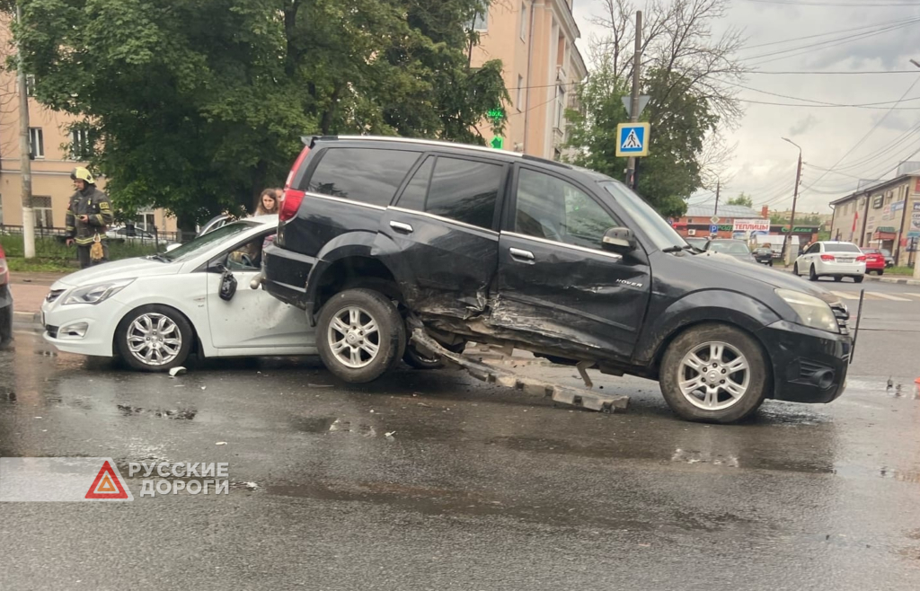 Три автомобиля столкнулись на перекрестке в Твери
