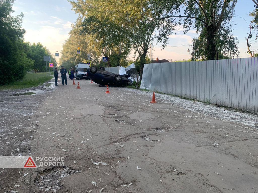 В Каменске-Уральском Renault Logan врезался в забор и перевернулся