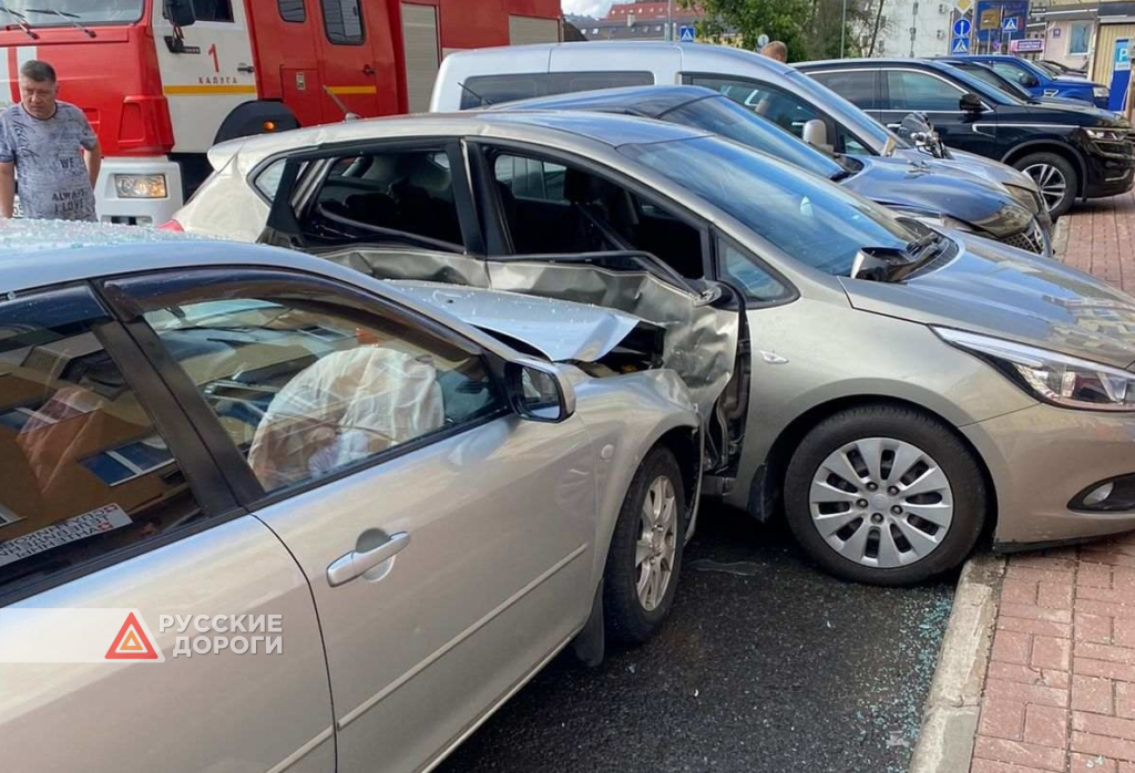 Потерявший сознание водитель смял несколько машин в в Калуге
