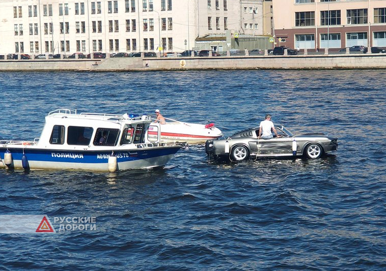 В Петербурге полицейские остановили плывущий по воде Mustang