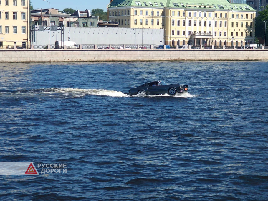 В Петербурге полицейские остановили плывущий по воде Mustang