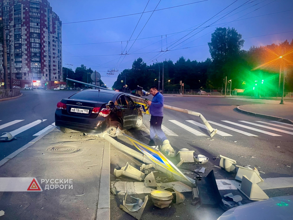 Chevrolet Cruze не вписался в поворот в Петербурге