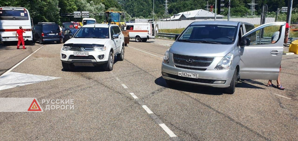 Момент массового ДТП в Сочи попал на видео