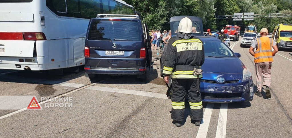 Момент массового ДТП в Сочи попал на видео