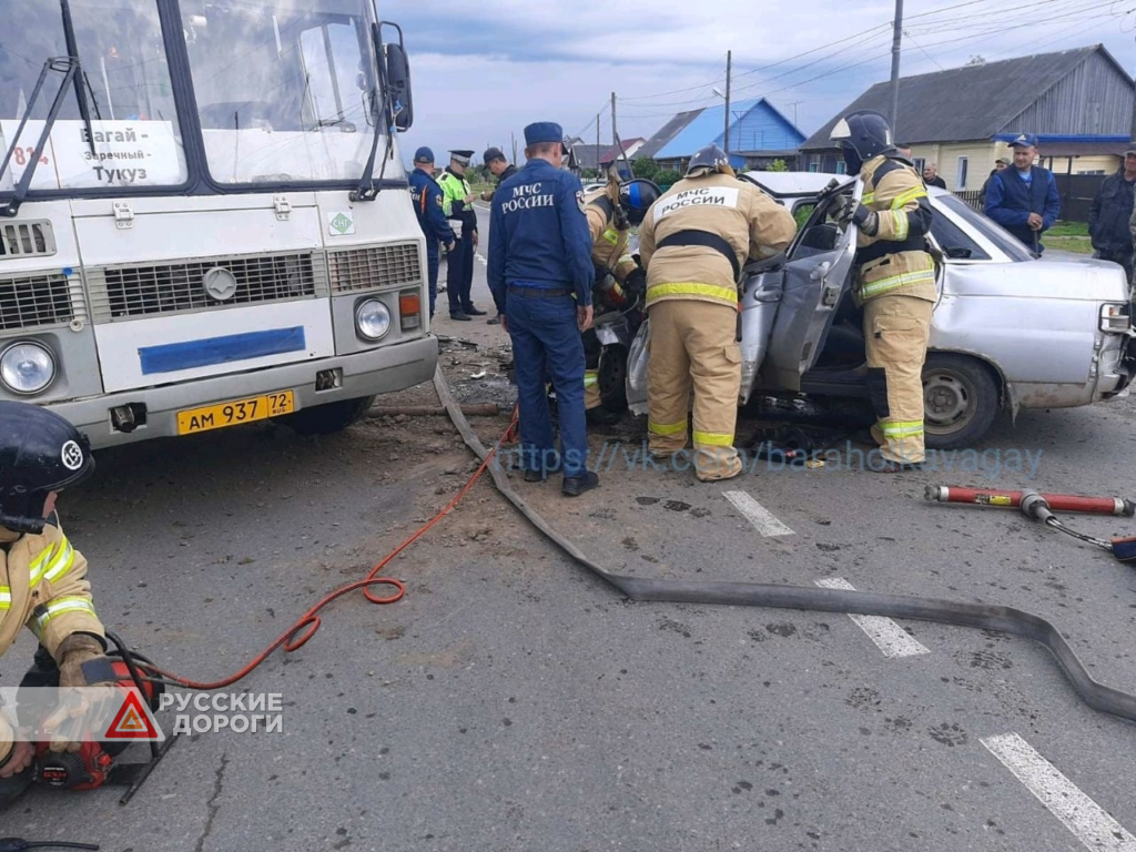 Двое погибли в ДТП с участием автобуса в селе Вагай