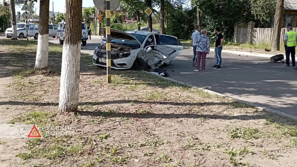 Mitsubishi Lancer и Lada Vesta не поделили перекресток в Йошкар-Оле