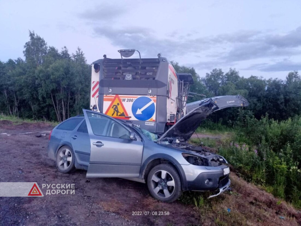 «Шкода» врезалась в дорожную технику в Архангельской области