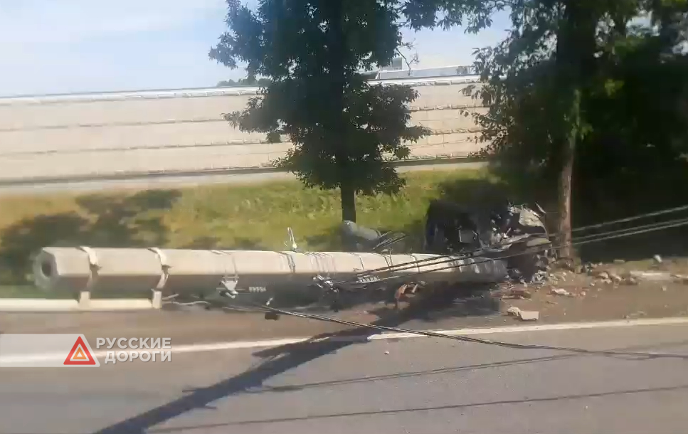 На Петергофском шоссе автомобиль разорвало на части