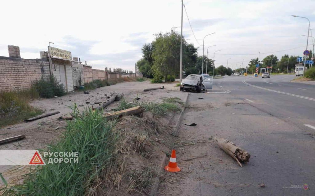 В Волгограде пенсионер потерял сознание за рулем и врезался в столб