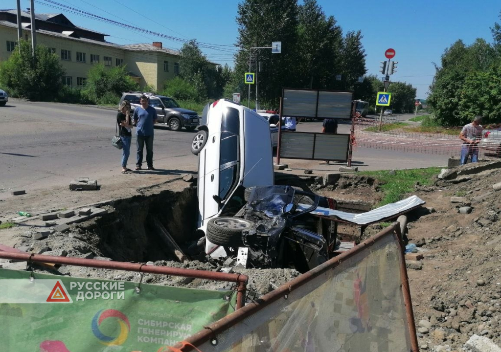 В Бийске два автомобиля упали в яму