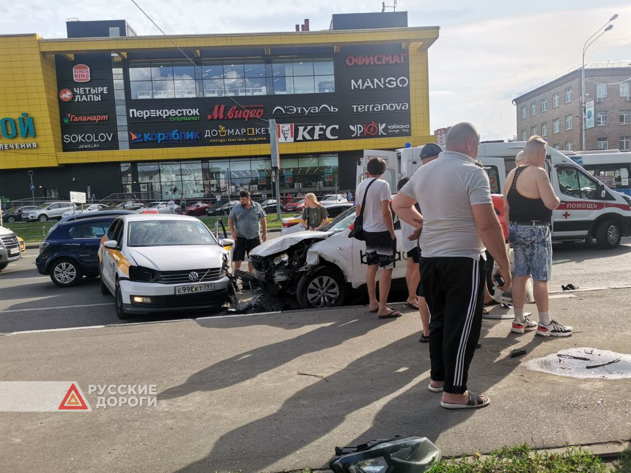 В Москве каршеринговый автомобиль въехал в толпу людей