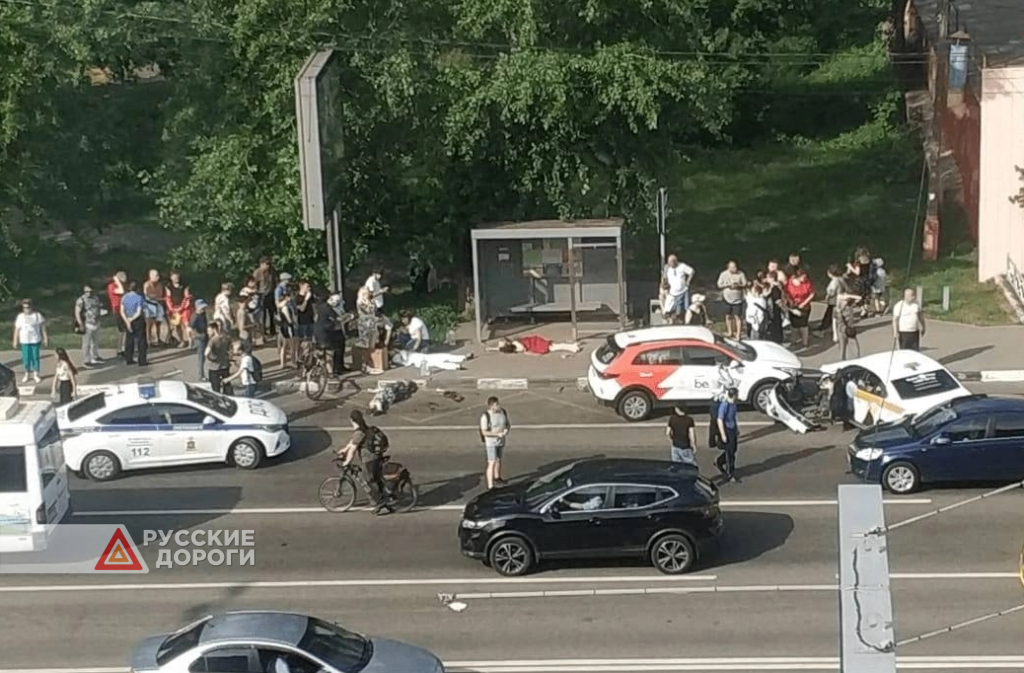 В Москве каршеринговый автомобиль въехал в толпу людей