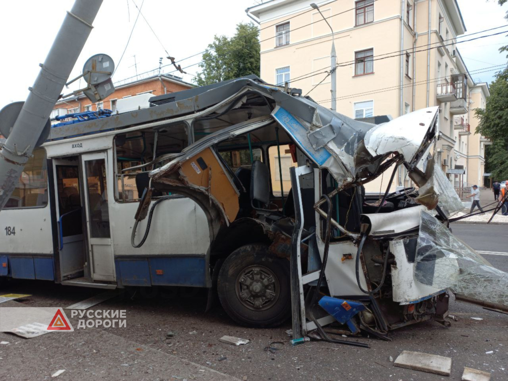 Троллейбус врезался в столб во Владимире