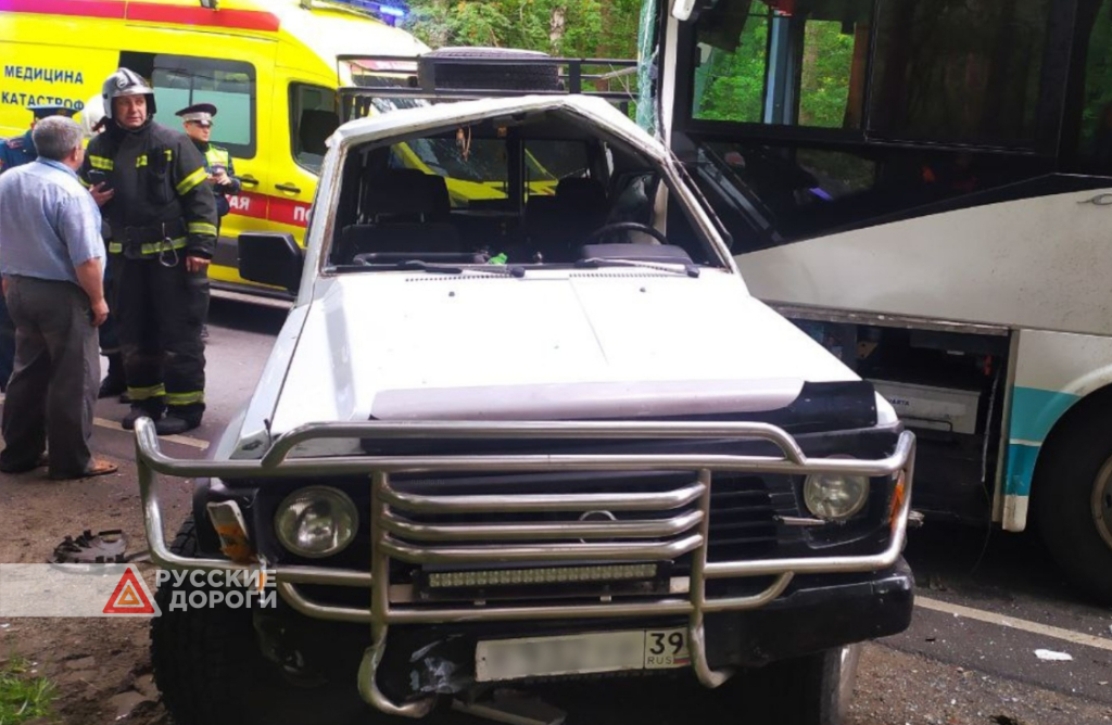 На Балтийском шоссе в Калининграде автобус врезался в два автомобиля