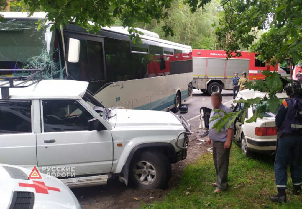 На Балтийском шоссе в Калининграде автобус врезался в два автомобиля