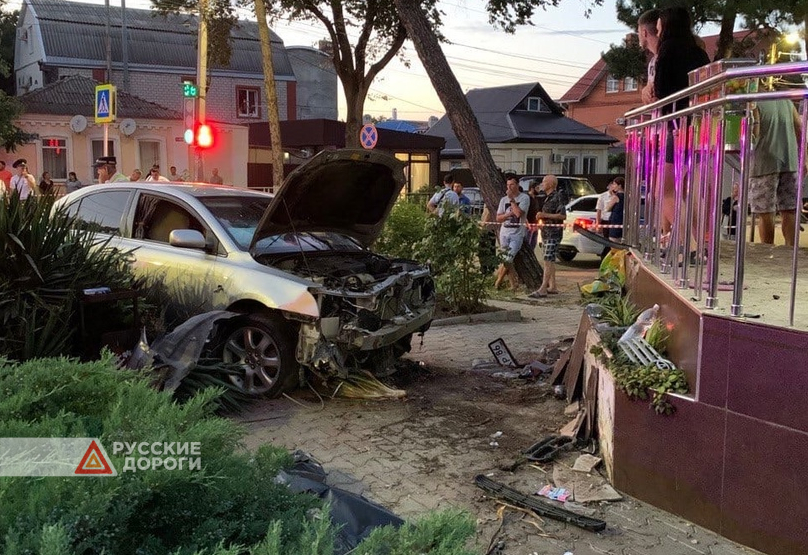 В Анапе иномарка на тротуаре сбила семью