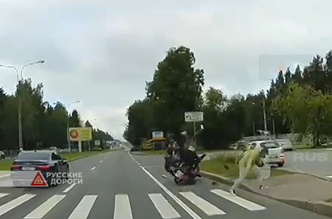 Мотоциклист сбил пешеходов на Зеленогорском шоссе в Санкт-Петербурге