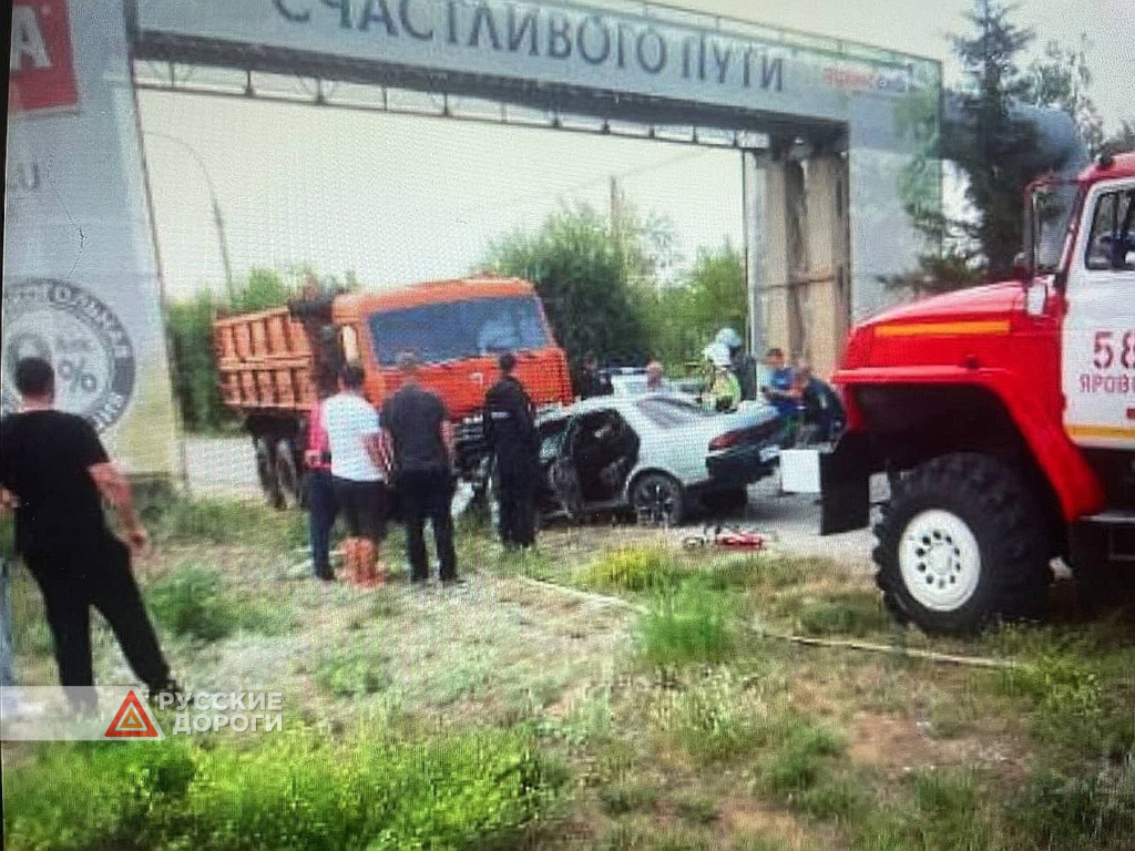 Легковушка залетела под КАМАЗ в Барнауле