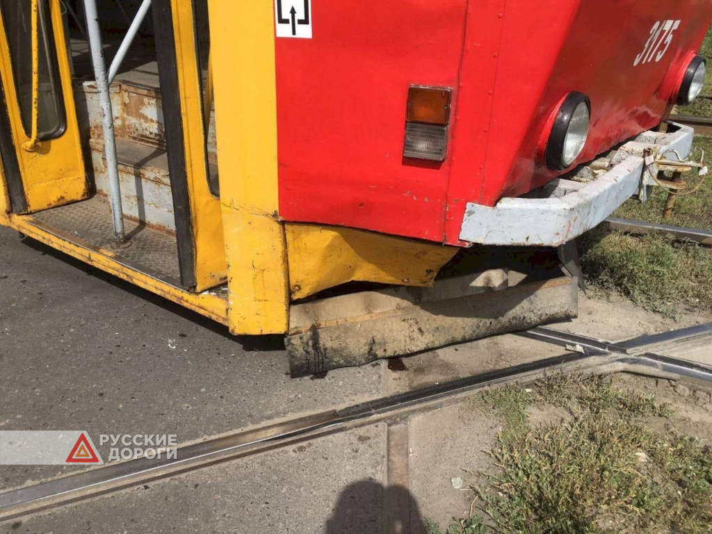 Автомобиль столкнулся с трамваем в Барнауле