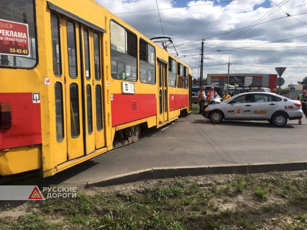 Автомобиль столкнулся с трамваем в Барнауле