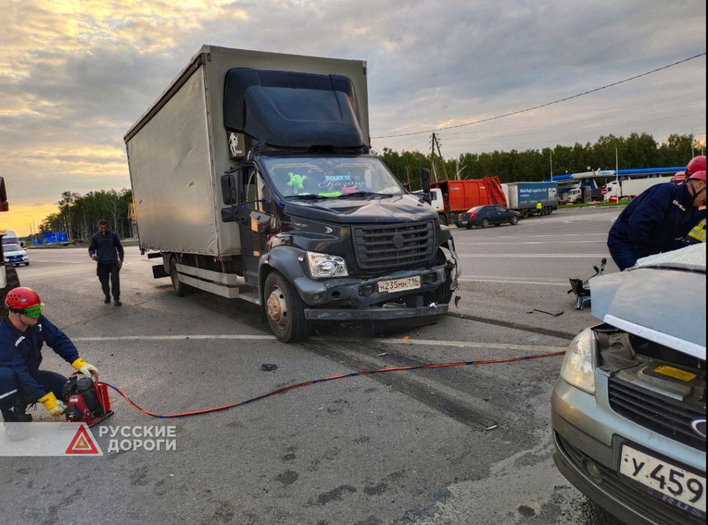 «Лада Приора» столкнулась с грузовиком в Тюменской области