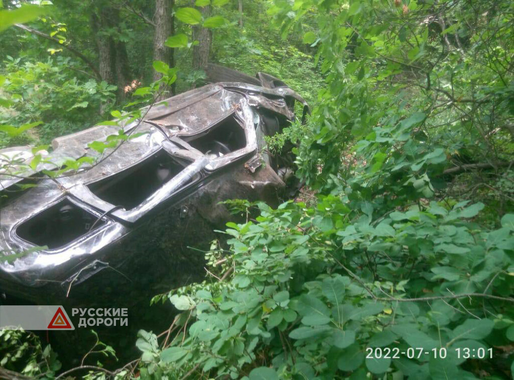 В Крыму автомобиль упал со скалы