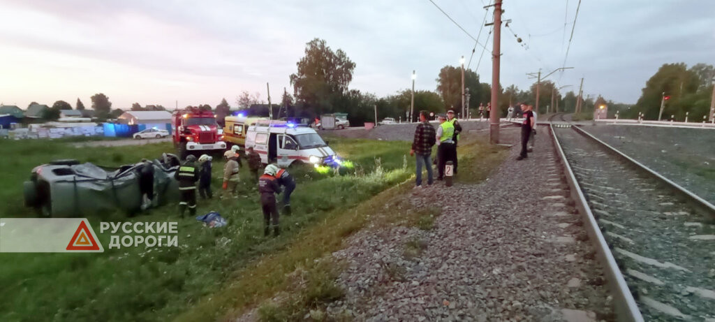 Автомобиль столкнулся с поездом в Томске