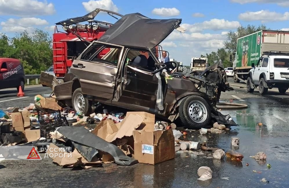В Оренбурге ВАЗ-2114 смяло от столкновения с грузовиком