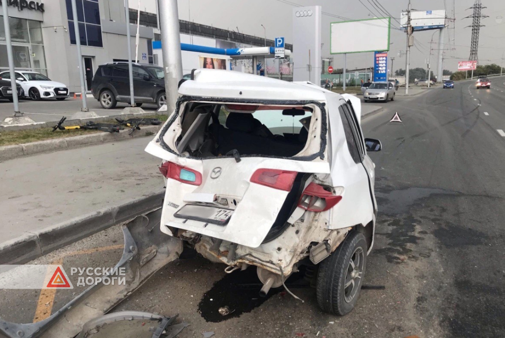 В Новосибирске Nissan Teana врезался в стоящую у края дороги &#171;Мазду&#187;