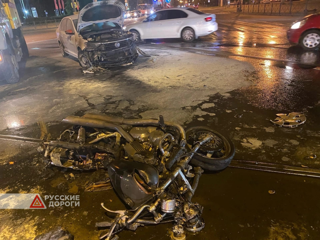 В Петербурге такси и мотоцикл столкнулись, после чего загорелись