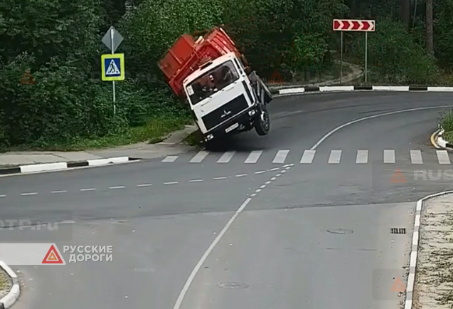 В Подмосковье опрокинулся мусоровоз