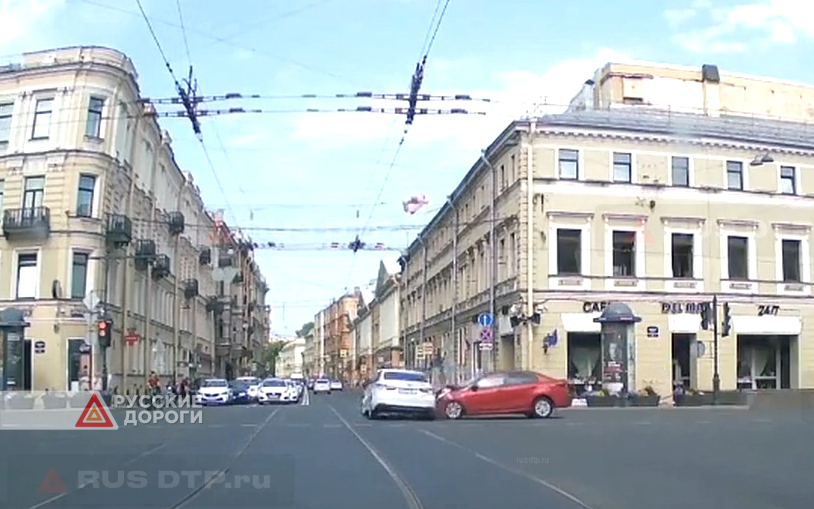 Момент аварии с участием ДПС в Петербурге