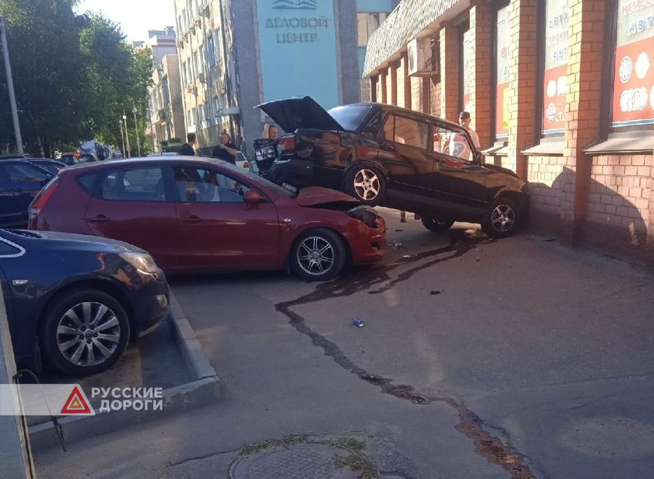 В Смоленске женщина на Hyundai впечатала &#171;Жигули&#187; в стену магазина