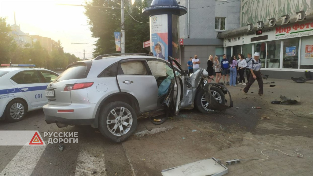 В Калуге пьяный лихач на Infiniti проехал на красный и устроил ДТП
