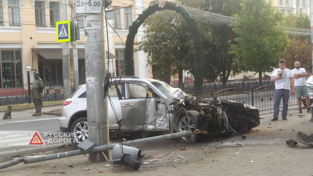 В Калуге пьяный лихач на Infiniti проехал на красный и устроил ДТП