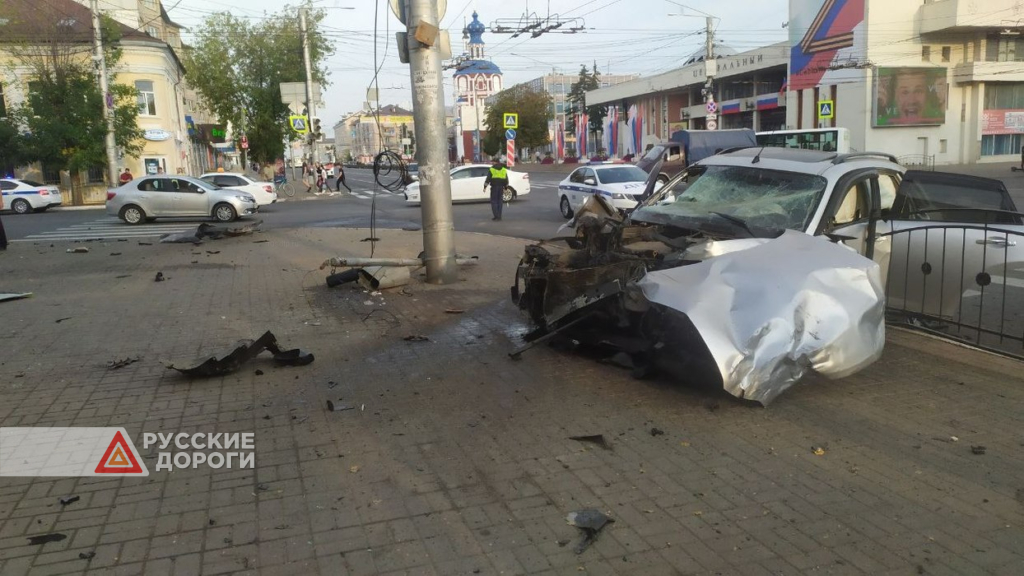 В Калуге пьяный лихач на Infiniti проехал на красный и устроил ДТП
