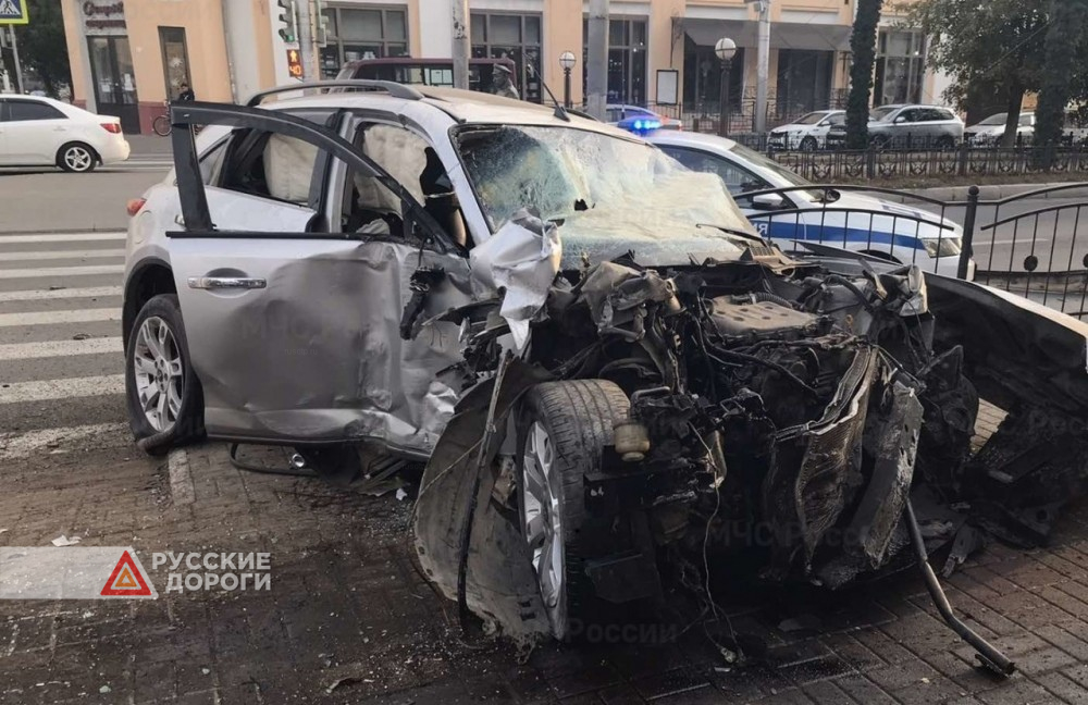 В Калуге пьяный лихач на Infiniti проехал на красный и устроил ДТП