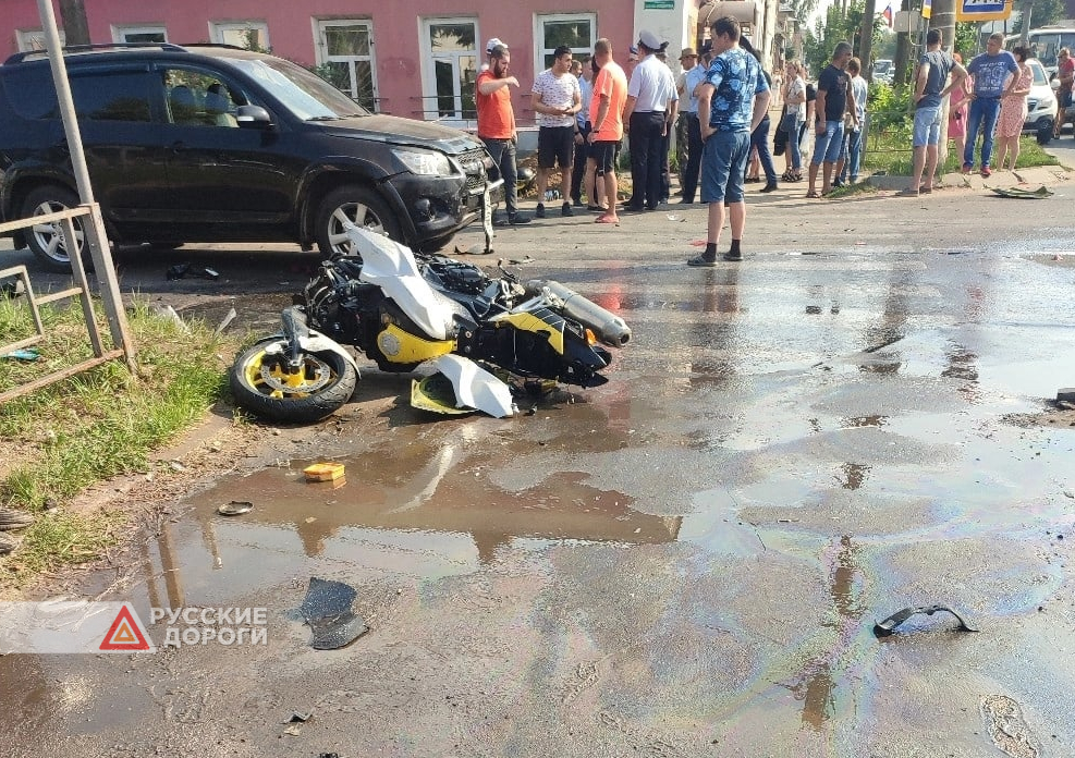 Мотоцикл столкнулся с двумя автомобилями в Шуе
