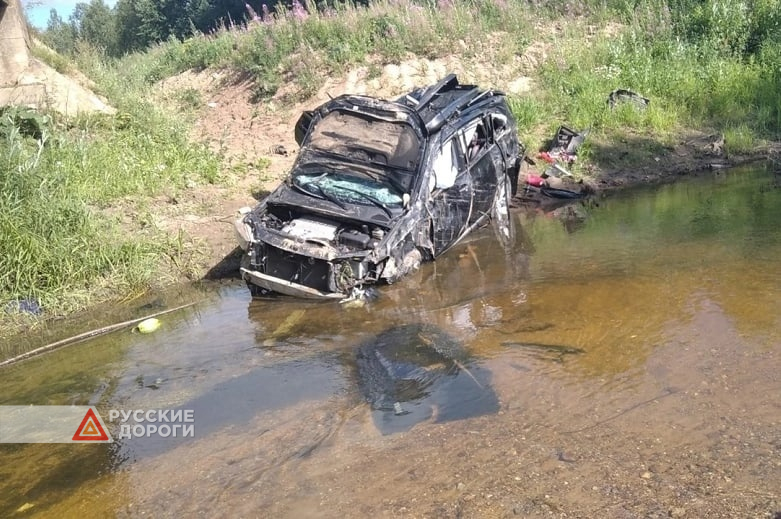 В Вологодской области автомобиль упал с моста