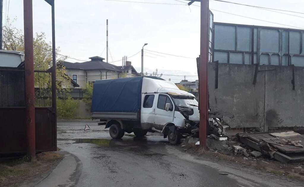 В Иванове «Газель» съехала с дороги и врезалась в бетонный забор