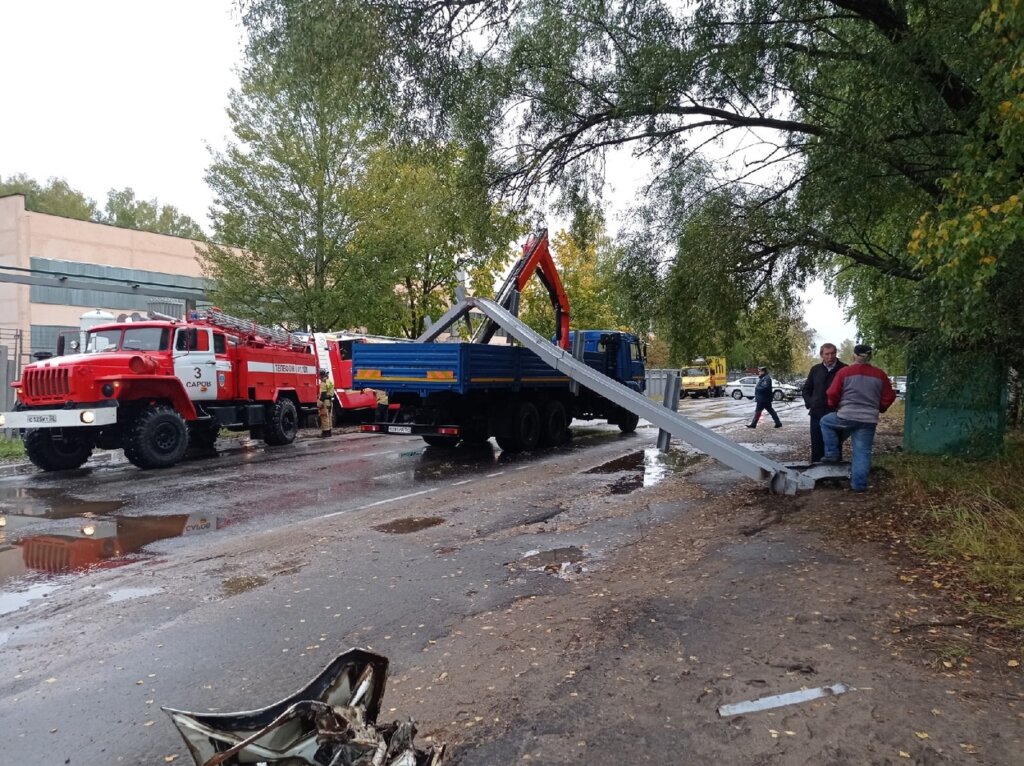 КАМАЗ снёс опору тепловых сетей на Южном шоссе в Сарове